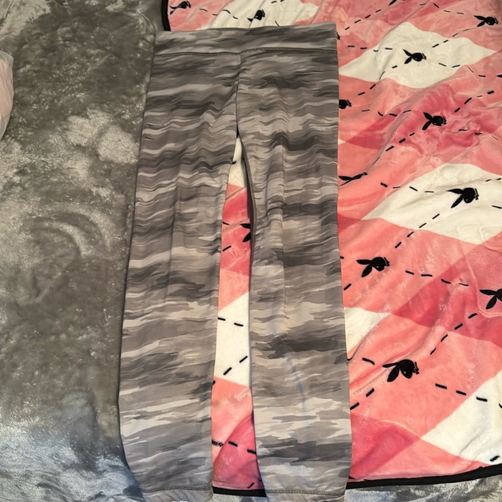 Under armor leggings, size medium, gray camouflage